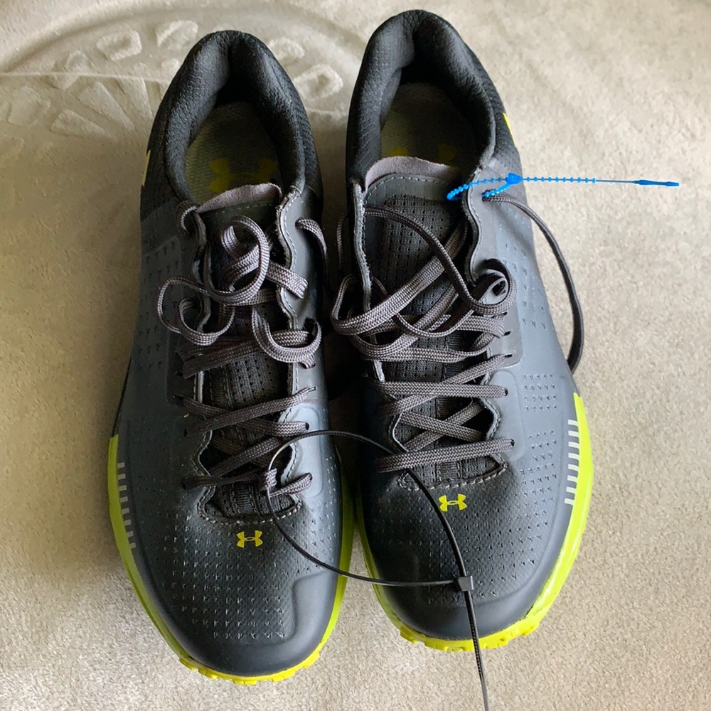 Size 8 underarmour charged boys running shoes